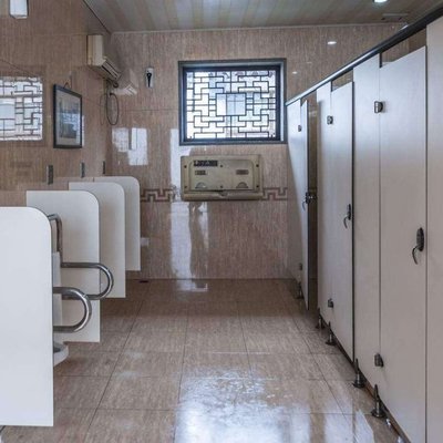 惬意学生卫生间隔断 防变形抗倍特板与铝蜂窝隔墙的优势