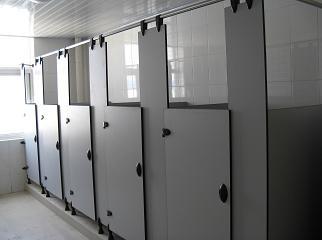 宁波卫生间隔断 材料选择、配件解析与专业服务——以骆驼惬意卫厨设备厂为例