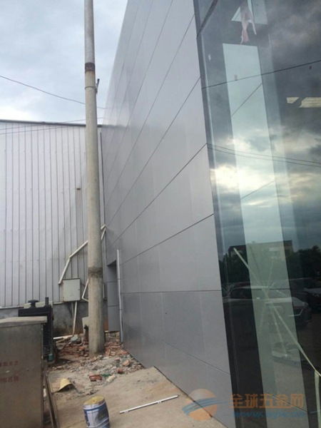 建筑外装三大主流板材解析 氟碳防晒干挂铝单板、铝合金幕墙板与抗倍特板的应用与特性